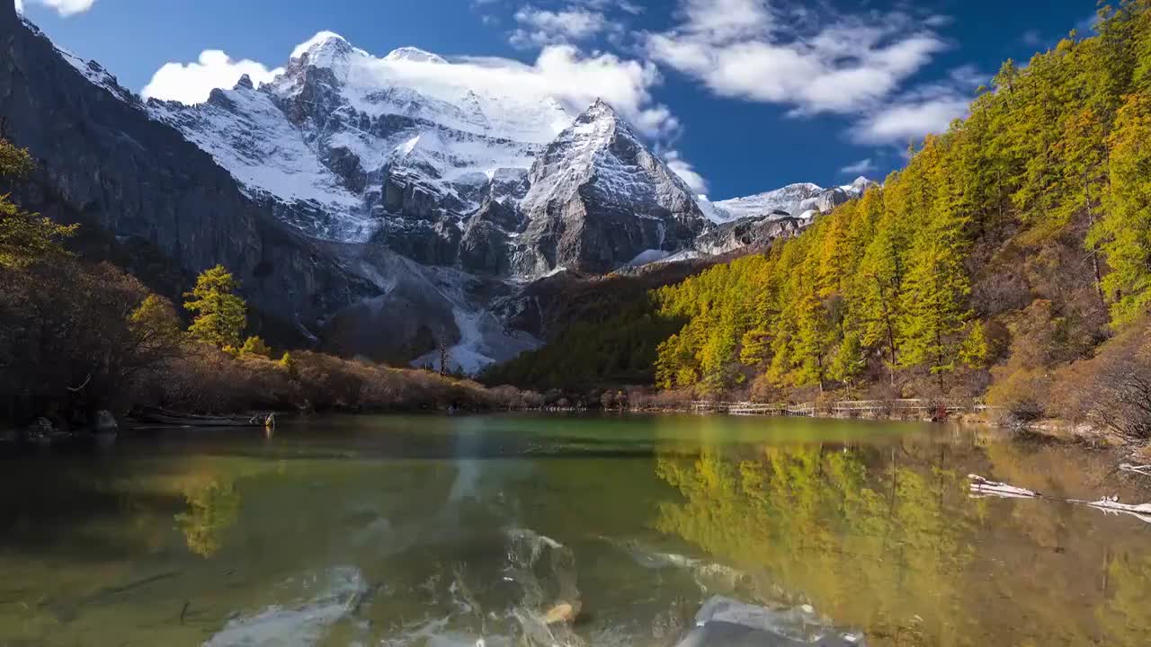 云南四川稻城亚丁自然保护区卓玛拉湖视频素材