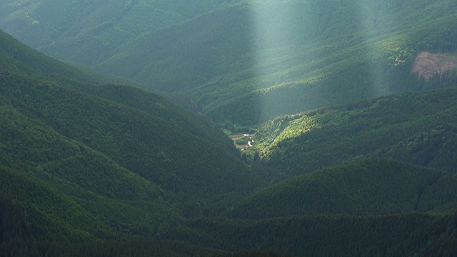 被太阳照亮的山谷视频素材