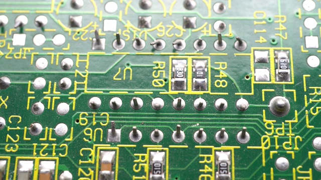电路板。印刷电路板表面，极近距离观察。视频素材