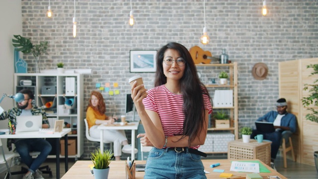 美丽的亚洲女商人站在办公室和去喝咖啡的肖像视频素材