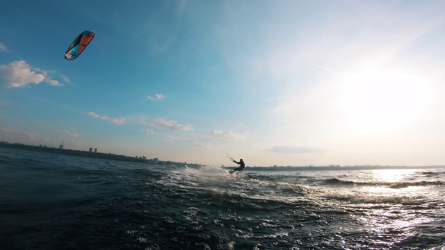 风筝冲浪者在滑板上冲浪。风筝冲浪者kiteboarding。视频素材