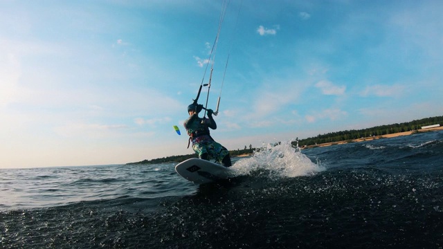 运动员在水上骑风筝板。风筝冲浪者kiteboarding。视频素材