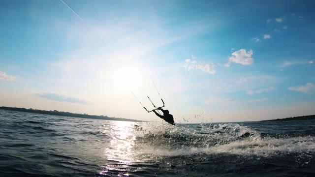 风筝冲浪者在滑板上溅水。风筝冲浪者kiteboarding。视频素材