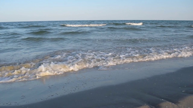 黑海的海浪冲击着沙滩视频素材