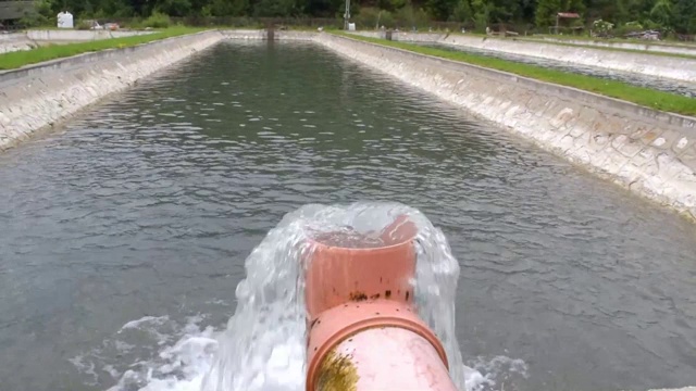 供应淡水至养鱼场水槽的水管视频下载