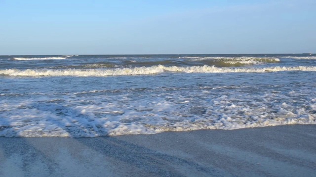 黑海的海浪冲击着沙滩视频素材