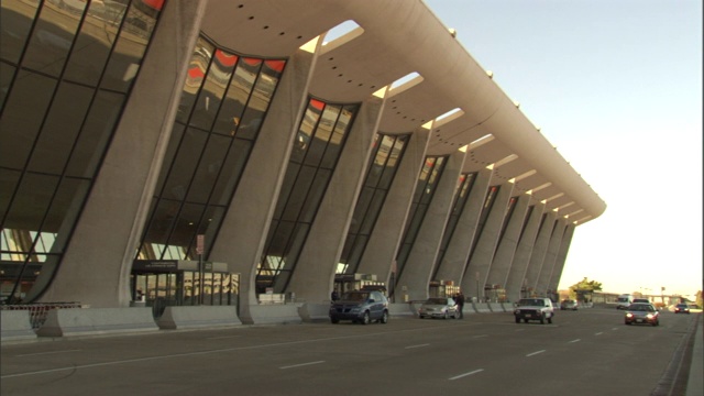 在杜勒斯国际机场(Dulles International Airport)的候机楼外，旅客们纷纷下车。视频素材