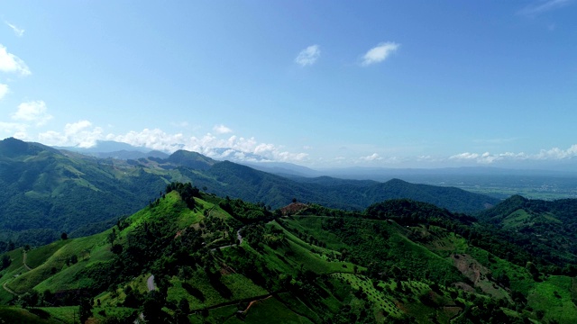 鸟瞰图无人机飞行拍摄的山和自然森林风景景观美丽的光日出的山视频素材