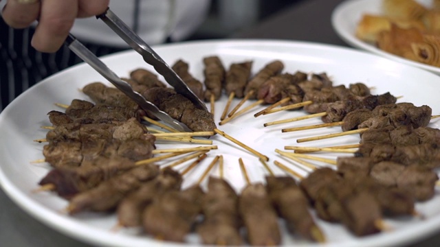 餐馆里的烤肉串视频素材