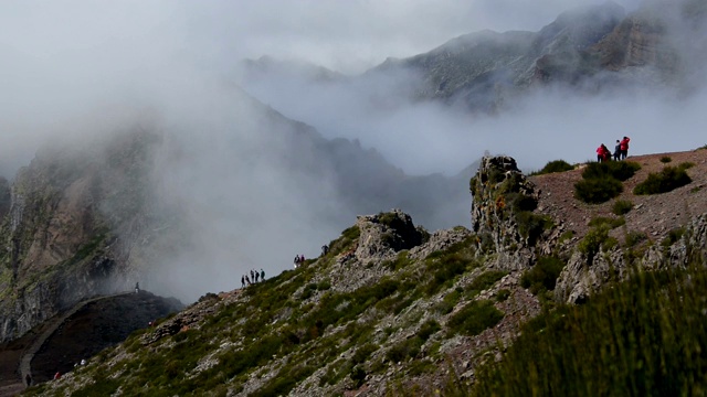 徒步旅行Pico do Arierio和Pico Ruivo视频下载