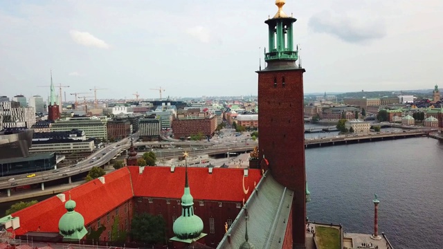 从空中俯瞰斯德哥尔摩市政厅“Stadshuset”。这里是诺贝尔奖颁发的地方视频素材