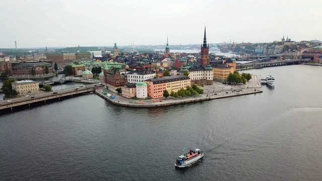 斯德哥尔摩市政厅“Stadshuset”和Gamla stan附近的游船视频素材