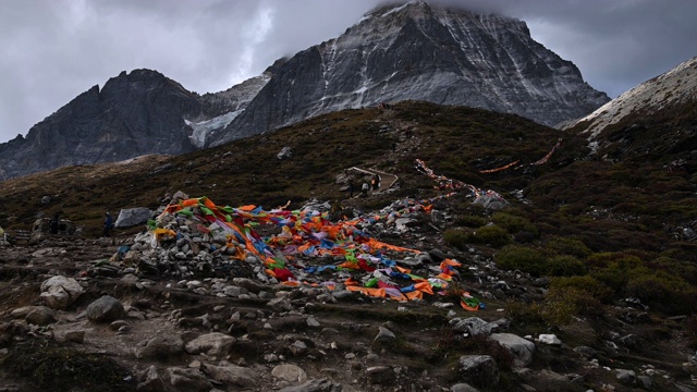 稻城亚丁自然保护区有许多徒步旅行的游客视频素材