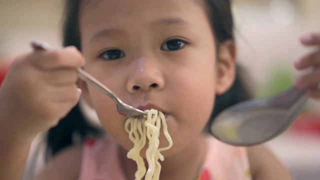 亚洲小女孩吃面条视频素材