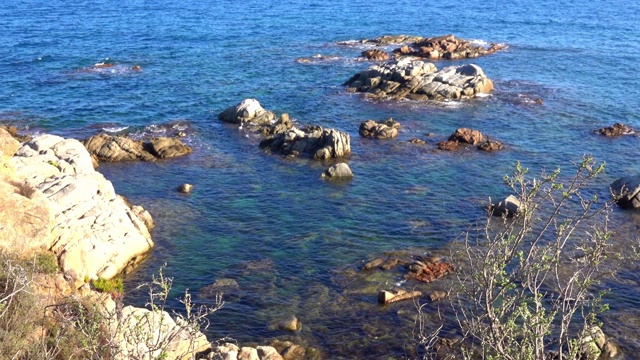 湛蓝的大海上有岩石视频素材