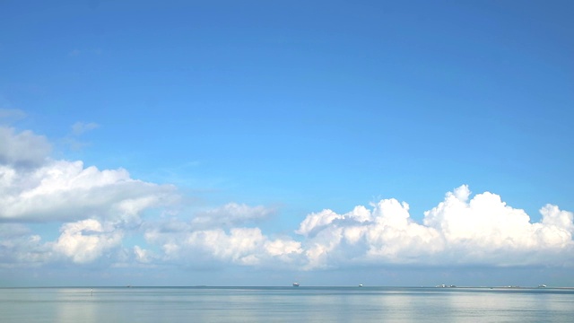 清澈的蓝天和白云在海上移动的时间流逝视频素材