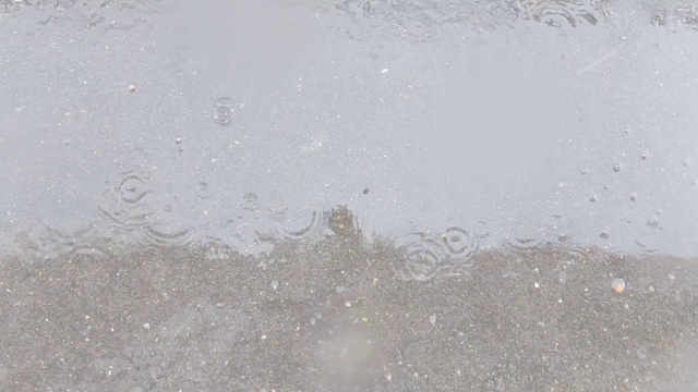 人行道上下着大雨视频素材