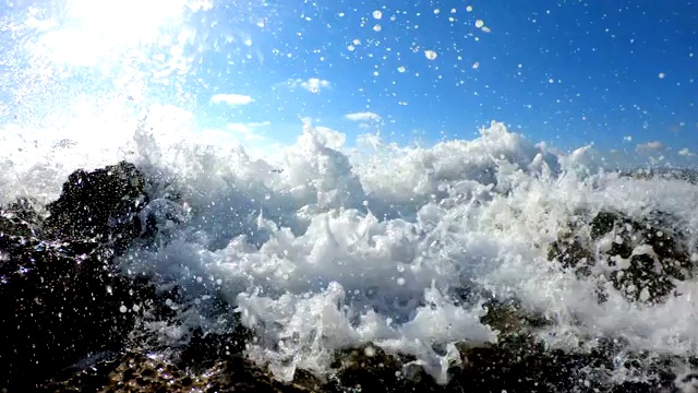 海浪冲击着布满岩石的海滩视频素材