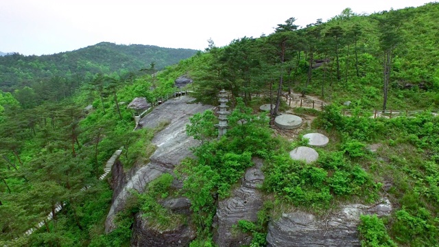 韩国全罗南道云霞寺的大熊岩视频素材