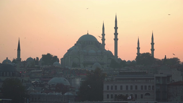 美丽的风景旅游地标，在Eminönü (Turyol)港口日落视频素材