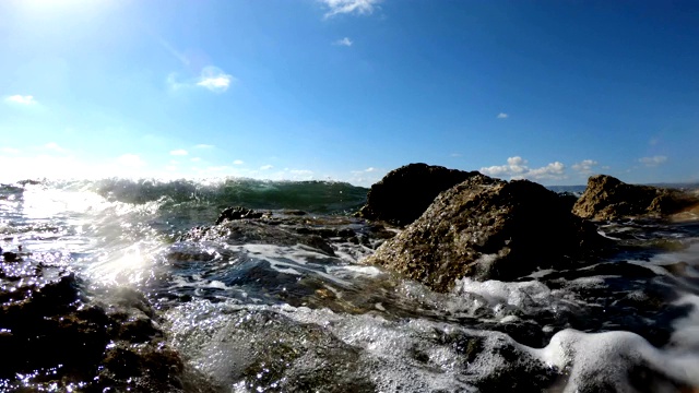 海浪冲击着布满岩石的海滩视频素材