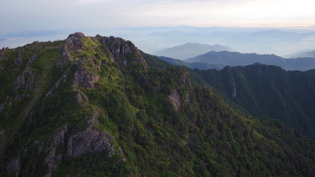 Jirisan Mountain Cheonwangbong peak scenery / Guryegun，全罗南道，韩国视频素材