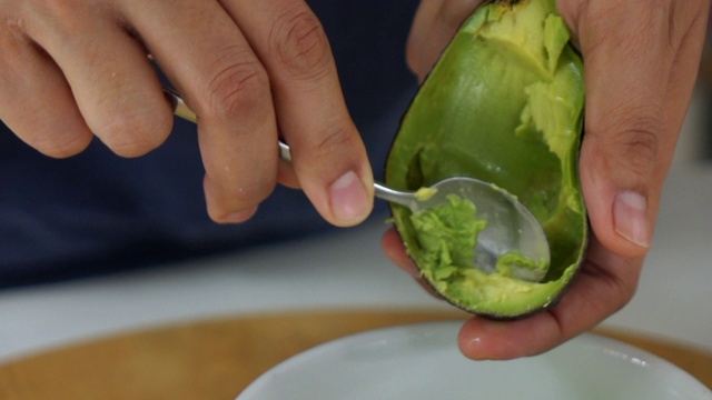 厨师在厨房里做牛油果视频素材