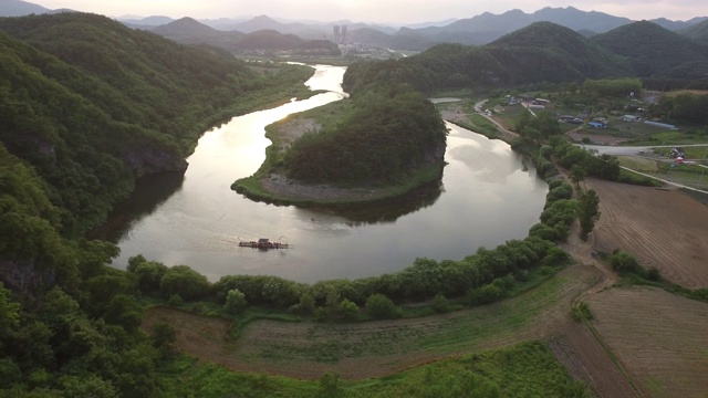 东港河及游船风景/丹阳郡，忠清北道，韩国视频素材