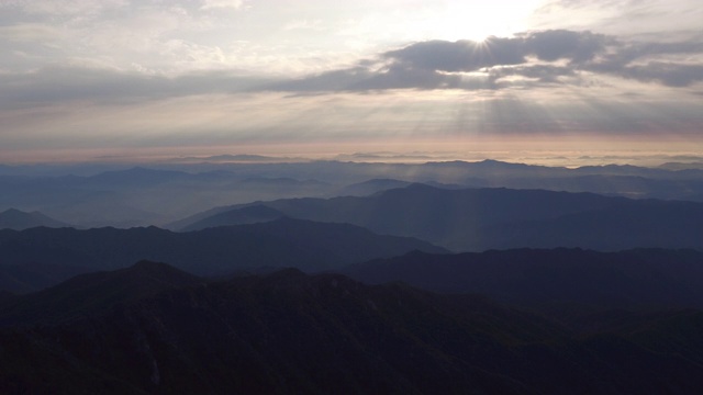 日三山天望峰峰廷德尔效应风景/古里根，全罗南道，韩国视频素材