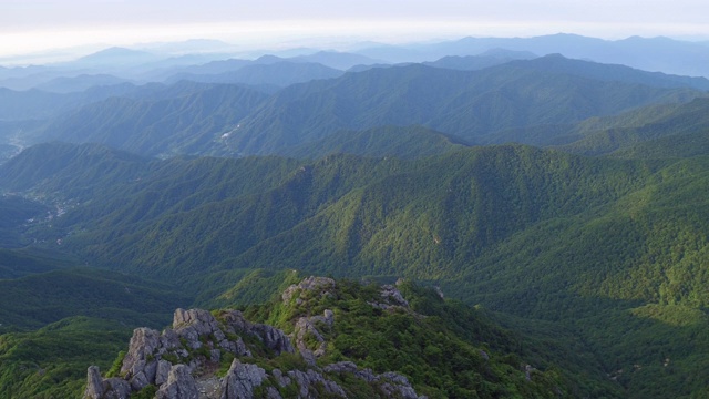 Jirisan Mountain Cheonwangbong peak and Mountain ridge scenery / Guryegun，全罗南道，韩国视频素材