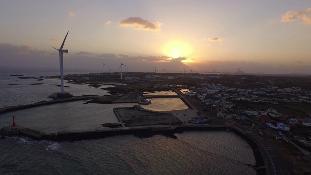 风力发电机和沿海道路日落风景/济州市，济州岛，韩国视频素材