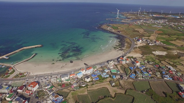 海洋和农田风景/济州岛济州市，韩国视频素材