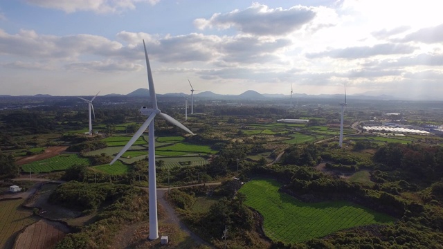 风力发电机和农田风景/济州岛济州市，韩国视频素材