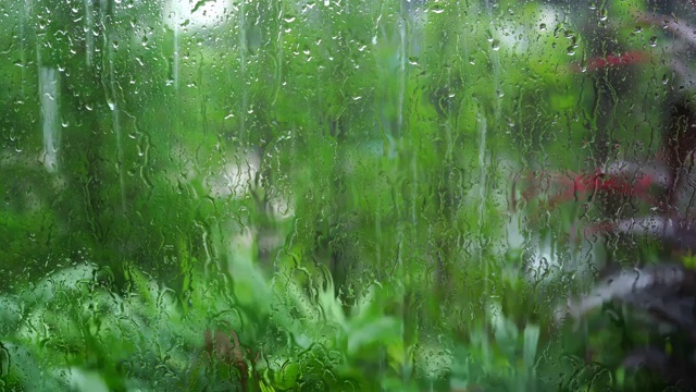 近距离拍摄的雨滴落下来一个清晰的车窗在雷雨暴雨视频素材