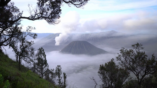 在雾中日出的布罗莫火山的风景视频素材