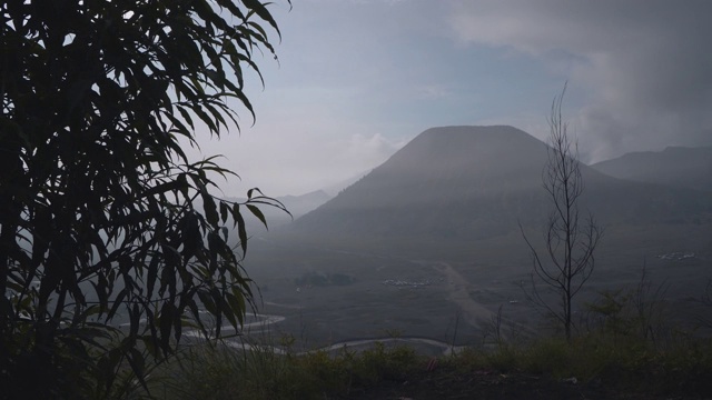 在雾中日出的布罗莫火山的风景视频素材