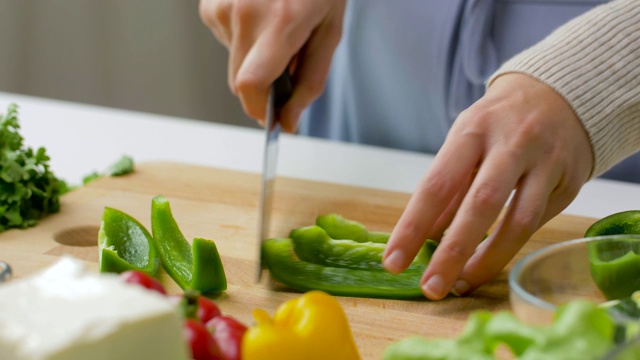 年轻女子在家里切菜视频素材