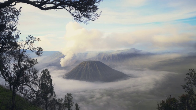 在雾中日出的布罗莫火山的风景视频素材