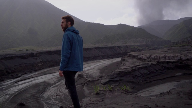 日出时，人们边走边看布罗莫火山视频素材