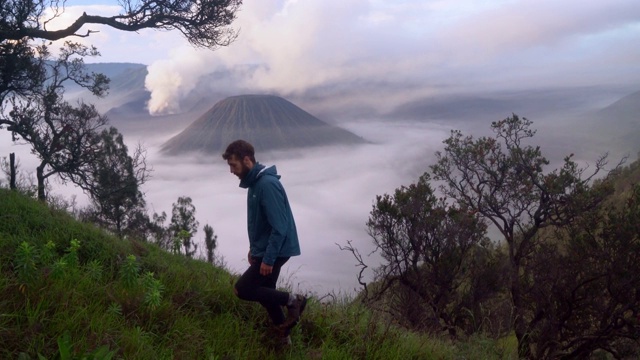 日出时，人们看着布罗莫火山视频素材