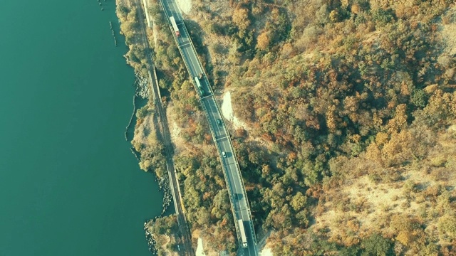 来自高空的视频。强烈的道路交通。汽车和卡车进入隧道。视频素材