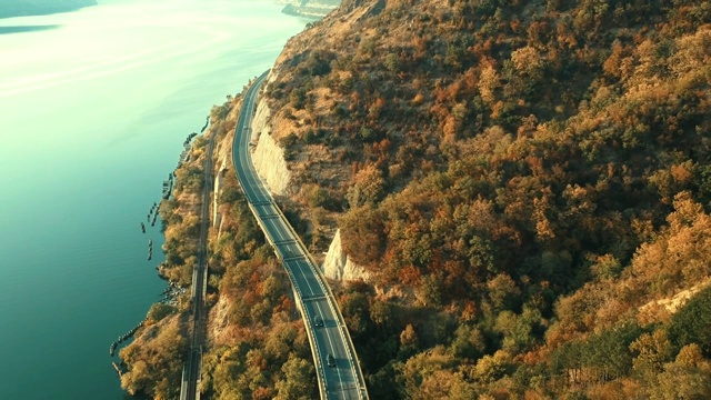 在许多汽车行驶的道路上飞行。多瑙河附近一条不错的路。视频素材