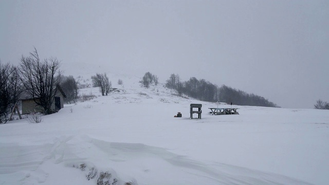 冬天山里有暴风雪视频素材