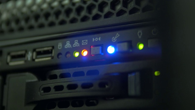 绿色、蓝色、橙色闪烁服务器运行指示灯视频素材