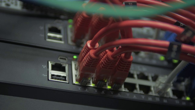服务器补丁面板与红色以太网线。视频素材