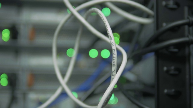 服务器室中缠绕的以太网线。视频素材