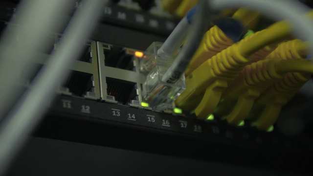 黄绿色的网线插在路由器上视频素材