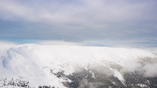 雪山山峰在云中视频素材