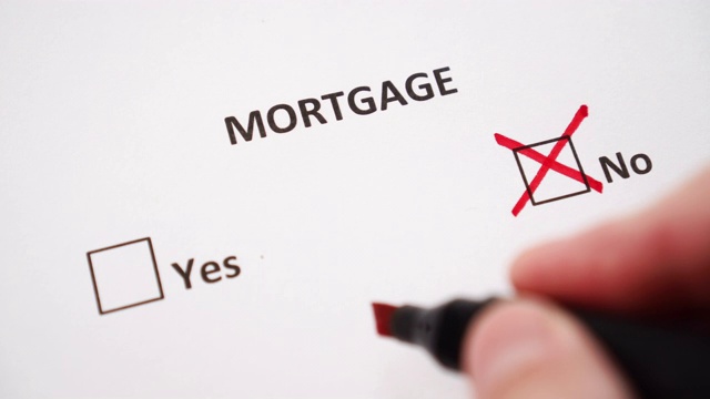 hand在白纸上的NO标记旁边的MORTGAGE下面打了个勾视频素材