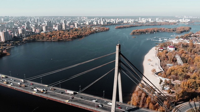 令人难以置信的基辅全景，背景是高层建筑。无人机飞过横跨大河的汽车桥上视频素材